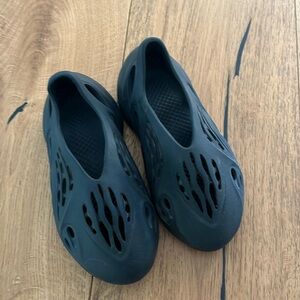 Yeezy foam runners black